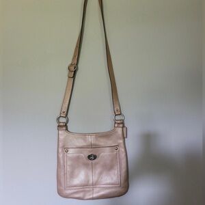 Elegant COACH Tan Leather Shoulder Bag